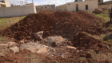 Un site bombard&eacute;, pr&egrave;s d'Alep (Syrie) o&ugrave; la r&eacute;bellion aurait aussi utilis&eacute; des armes chimiques, selon l'arm&eacute;e syrienne, le 23 mars 2013. (GEORGE OURFALIAN / REUTERS)