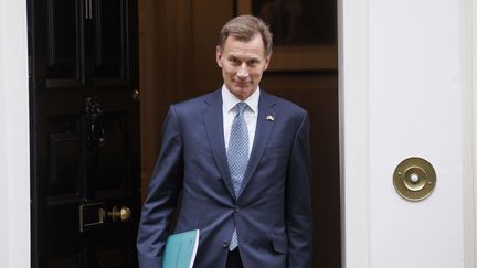 Le ministre britannique des Finances, Jeremy Hunt, quitte Downing Street pour aller présenter son budget d'austérité au Parlement, le 17 novembre 2022, à Londres. (MARK THOMAS / SHUTTERSTOCK / SIPA)