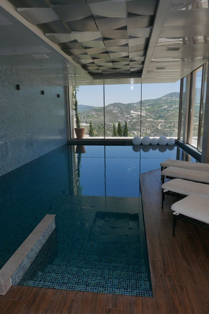 Moment of relaxation at the swimming pool of the OenouYi winery (Ktima Vassiliades) in Omodos, which organizes tastings, in the region of the wine villages, on the foothills of Mount Troodos dominated by Mount Olympus.  (EMMANUEL LANGLOIS/FRANCEINFO)