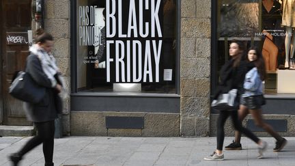 Des passantes devant une enseigne "Black Friday", à Rennes, le 23 novembre 2018. (DAMIEN MEYER / AFP)