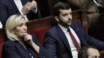 La présidente du groupe parlementaire du Rassemblement national Marine Le Pen (à gauche) et le député Jean-Philippe Tanguy à l'Assemblée nationale, le 2 décembre 2024. (STEPHANE DE SAKUTIN / AFP)