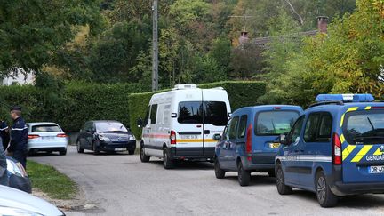 Des gendarmes au domicile de l'homme qui a tu&eacute; sa femme et son fils handicap&eacute; avant de mettre fin &agrave; ses jours, le 12 octobre 2015 &agrave;&nbsp;Veurey-Voroize (Is&egrave;re). (MAXPPP)