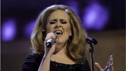 La chanteuse Adele lors d'une &eacute;mission de t&eacute;l&eacute;vision &agrave; Londres (Grande-Bretagne), le 1er septembre 2011. (BRIAN J. RITCHIE /HOTSAU / REX /SIPA)