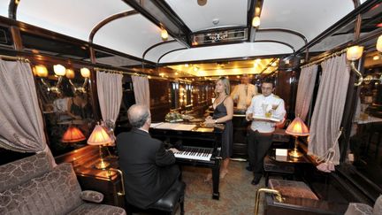 Le train Venise Simplon-Orient-Express après son départ de la gare du Nord à Paris en direction de Venise en Italie. Ce train de luxe a commencé ses prestigieux voyages à travers l'Europe en 1883 de Paris à Istanbul.&nbsp; (ARIEL FUCHS / GAMMA-RAPHO VIA GETTY IMAGES)