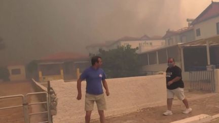 Incendies : l'Europe et la Californie en proie à des feux géants (FRANCEINFO)