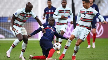 N'Golo Kanté entouré par des joueurs portugais (FRANCK FIFE / AFP)