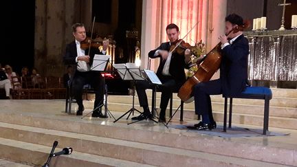 Les musiciens Renaud Capuçon, Adrien La Marca et Edgar Moreau en répétition à la cathédrale de Chartres le 17 septembre 2019 (ANNE CHEPEAU / FRANCEINFO / RADIO FRANCE)