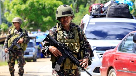 Des soldats philippins, dans la ville de Pantar, mercredi 24 mai 2017. (ROMEO RANOCO / REUTERS)