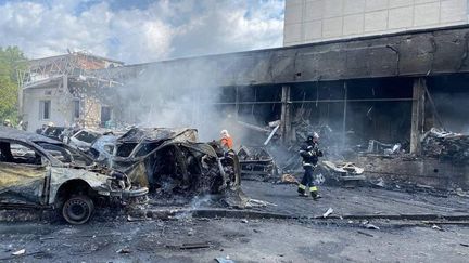 Les secours au milieu des&nbsp;décombres après une frappe sur la ville de&nbsp;Vinnytsia, le 14 juillet 2002, en Ukraine. (UKRAINIAN STATE EMERGENCY SERVIC / ANADOLU AGENCY / AFP)