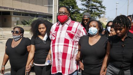 La famille de Jacob Blake lors d'une conférence de presse à Kenosha dans le Wisconsin, le 25 août 2020. (KAMIL KRZACZYNSKI / AFP)