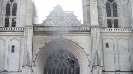 Les sapeurs-pompiers interviennent pour éteindre l'incendie de la cathédrale de Nantes, le 18 juillet 2020. (SEBASTIEN SALOM-GOMIS / AFP)