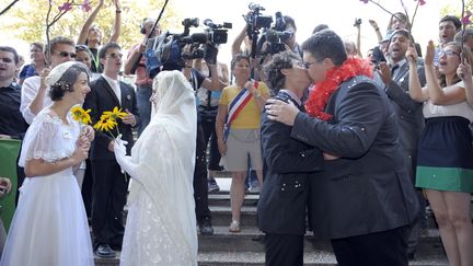 C&eacute;l&eacute;bration d'un faux mariage de couples homosexuels lors des journ&eacute;es d'&eacute;t&eacute; d'Europe Ecologie-Les Verts &agrave; Clermont-Ferrand (Puy-de-D&ocirc;me) le 19 ao&ucirc;t 2011.&nbsp; (BERTRAND GUAY / AFP)