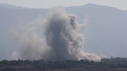 Des fumées après une frappe sur la ville de Khiam (Liban), le 12 octobre 2024. (RAMIZ DALLAH / AFP)