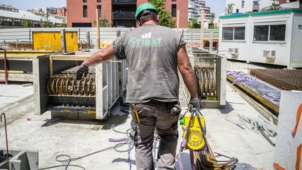 Un ouvrier sur un chantier à Toulouse, le 15 juin 2022. (FREDERIC SCHEIBER / HANS LUCAS)