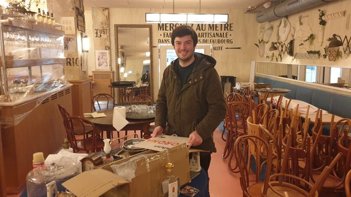 Kevin Caradeuc, le co-gérant de la Brasserie Rosie située dans le quartier Bastille (Paris), le 4 mai 2021. (CHARLES-EDOUARD AMA KOFFI / FRANCEINFO)