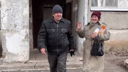 Près de Bakhmout, en Ukraine, les habitants vivent sous la menace d'une invasion des troupes russes, qui sont très proches. Certains habitants se sont résolus à quitter leur logement de toujours pour s'installer à l'abri des bombardements. (franceinfo)