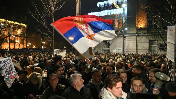 Des manifestants s'opposent au résultat des élections législatives serbes, à Belgrade, le 18 décembre 2023. (ANDREJ ISAKOVIC / AFP)