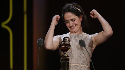 L'actrice belge Marie Gillain lors de la c&eacute;r&eacute;monie des Moli&egrave;res, le 27 avril 2015 aux Folies Berg&egrave;re, &agrave; Paris. (THOMAS SAMSON / AFP)