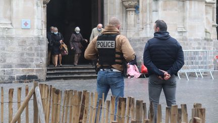 Des policiers en civil de la brigade anticriminalité de lille&nbsp;en faction devant l'église du centre-ville dimanche 1er novembre. (FRANCOIS CORTADE / RADIO FRANCE)