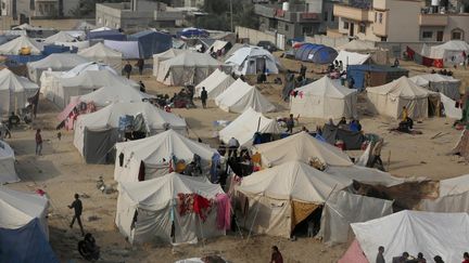 Des Palestiniens réfugiés à Deir al-Balah, dans la bande de Gaza, le 27 décembre 2023. (ASHRAF AMRA / ANADOLU / AFP)