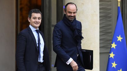 &nbsp;Gérald Darmanin&nbsp;et&nbsp;Edouard Philippe, à la sortie de l'Elysée, le 13 décembre 2017.&nbsp; (BERTRAND GUAY / AFP)