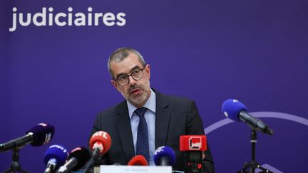 Le procureur de la République de Bobigny, Eric Mathais, le 5 avril 2022 lors d'une conférence de presse à Bobigny (Seine-Saint-Denis). (THOMAS SAMSON / AFP)