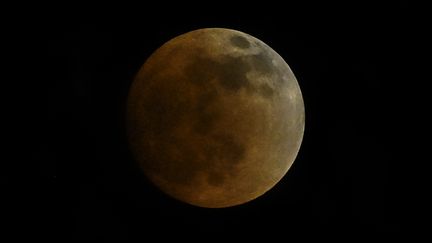 La "lune de sang" de la nuit d'éclipse du 15 mai 2022 vue du Panama. (LUIS ACOSTA / AFP)