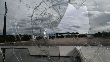 Une vitre brisée de la Cour suprême brésilienne, au lendemain des incidents à Brasilia, le 8 janvier 2023. (MAURO PIMENTEL / AFP)