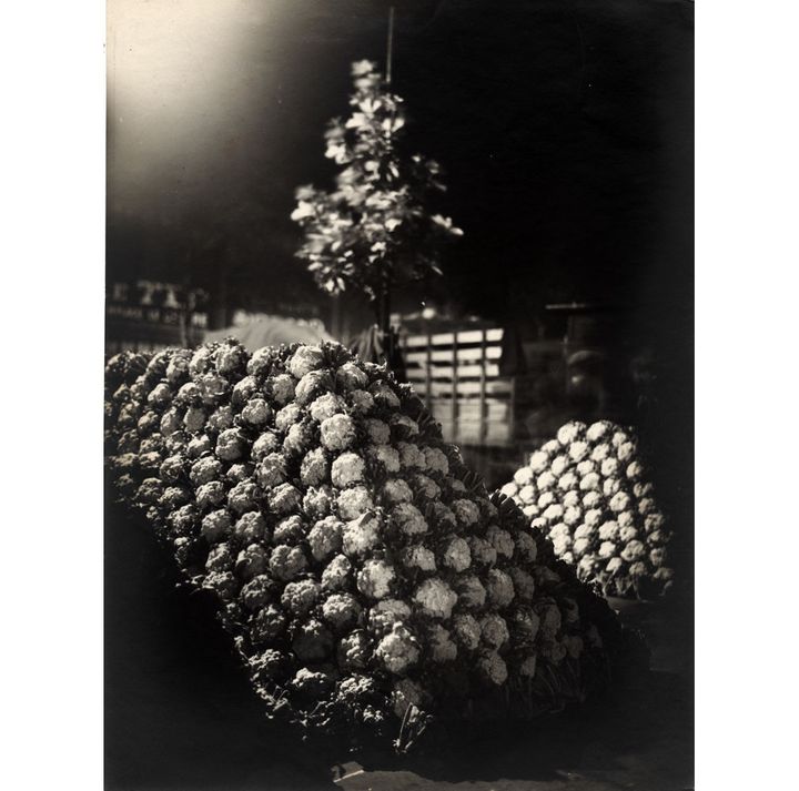 Germaine Krull, "Les Halles de nuit (en toute amitié à Van Ecke)", vers 1920 - Amsab-Institut d'Histoire Sociale, Gand
 (Estate Germaine Krull, Museum Folkwang, Essen)