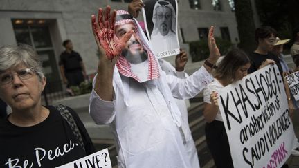 Des manifestants decant l'ambassade saoudienne, à Washington (Etats-Unis), le 8 octobre 2018.&nbsp; (JIM WATSON / AFP)