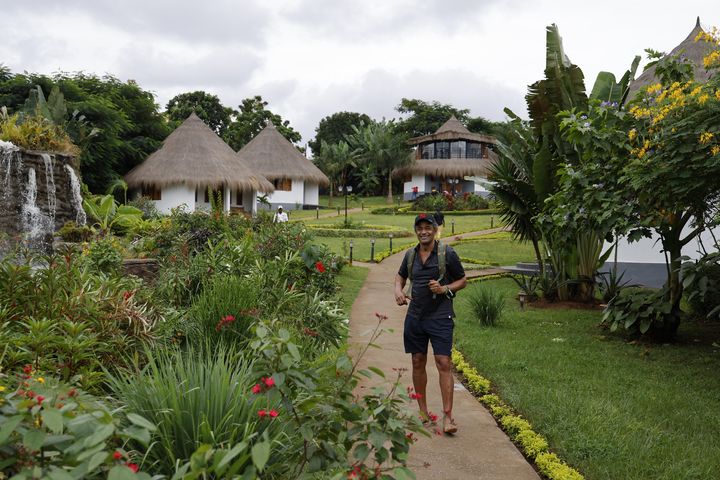 Le chanteur français et ancien joueur de tennis professionnel Yannick Noah pose dans l'hôtel et le ressort "Village Noah" dont il est propriétaire à Yaoundé, le 25 juillet 2022. (LUDOVIC MARIN / AFP)