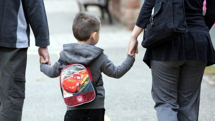 Un couple accompagne un enfant à l'école. Image d'illustration.&nbsp; (THIERRY GACHON / MAXPPP)