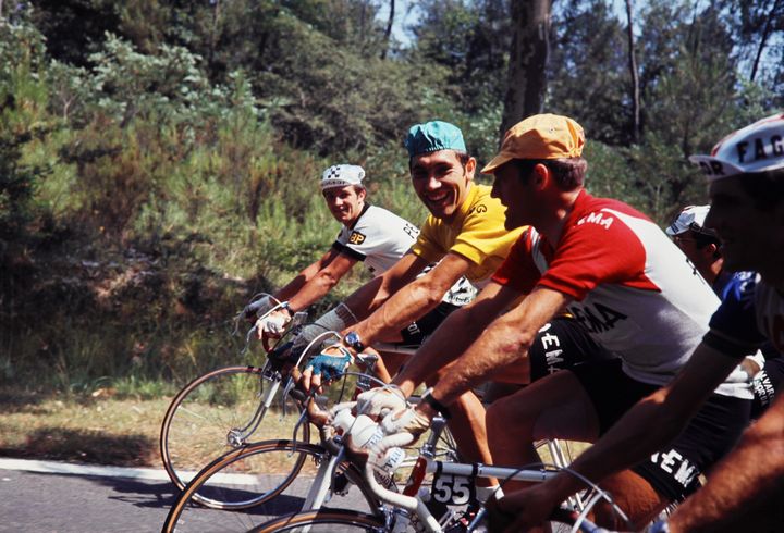 Le coureur belge Eddy Merckx, porteur du maillot jaune, entouré d'équipiers en tête du peloton sur l'étape entre Aubagne et la Grande Motte sur le Tour de France, le 11 juillet 1969. (AFP)