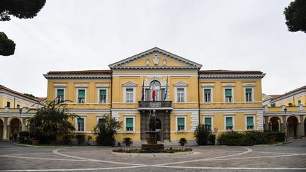 L’hôpital Spallanzani à Rome, spécialisé dans les maladies infectieuses, et équipé de congélateurs permettant de conserver les doses&nbsp;de vaccin. (ANDREAS SOLARO / AFP)