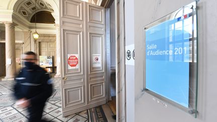 Les comparutions immédiates se tiennent dans une salle d'audience à Boulogne-sur-Mer (Nord), le 12 février 2021. (MAXPPP)