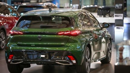 Une voiture neuve dans une concession Peugeot à Montbeliard (Doubs). (LIONEL VADAM  / MAXPPP)