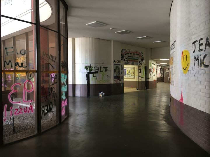 Un couloir de la faculté de Tolbiac tapissé de slogans, le 18 avril 2018, à Paris. (BENOIT ZAGDOUN / FRANCEINFO)