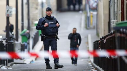 &nbsp; (L’homme aurait été arrêté la semaine dernière au Maroc (ici, un policier en faction sur les lieux de l’attaque à Paris) © Maxppp)