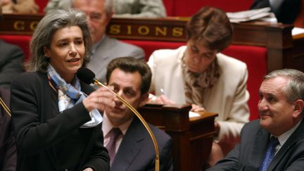 Claudie Haigneré, à l'Assemblée nationale le 10 décembre 2002, aux côtés du Premier ministre Jean-Pierre Raffarin et Nicolas Sarkozy, ministre de l'Intérieur. (ERIC FEFERBERG / AFP)