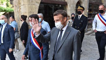 Emmanuel Macron en visite à Saint-Cirq-Lapopie, dans le Lot, le 2 juin 2021. (MARC SALVET / MAXPPP)