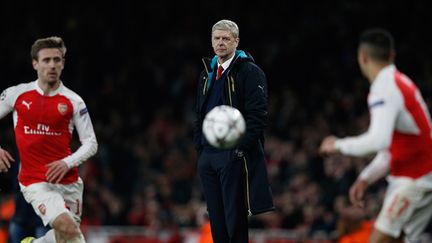 Arsène Wenger observe Nacho Monreal et Alexis Sanchez, lors d'Arsenal - Barcelone (ADRIAN DENNIS / AFP)