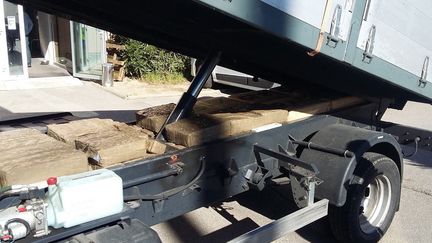 Les douanes françaises ont saisi au cours d'un controle sur l'A9, le 20 février 2017 à Narbonne une demi-tonne de résine de cannabis cachée sous la benne d'un camion. (Illustration) (AFP / DOUANES FRANCAISES)