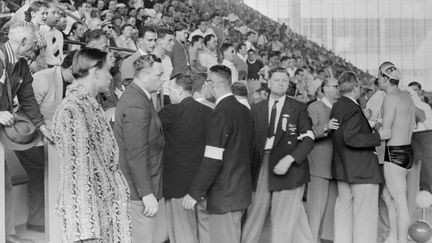 La tribune du bassin olympique se lève d'indignation alors que Ervin Zador (à droite) est escorté à la suite du coup de tête de Valentin Prokopov qui l'a laissé en sang. (BETTMANN / BETTMANN)