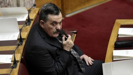 Christos Pappas, le numéro 2 du parti néonazi Aube dorée à Athènes, au Parlement grec le 13 mars 2015. (ARIS MESSINIS / AFP)