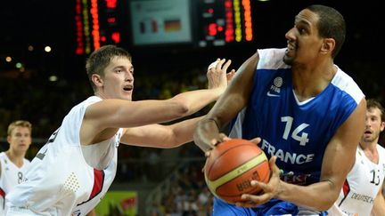 Robin Benzing (Allemagne) et Alexis Ajinca (France). 