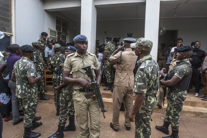 Police en arme montant la garde pendant que le Pasteur Bushiri comparaît devant le Tribunal magistral du Malawi. Lilongwe, le 19 novembre 2020). (AMOS GUMULIRA / AFP)