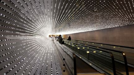 Installation de la plus grande sculpture lumineuse r&eacute;alis&eacute;e par l'artiste am&eacute;ricain Leo Villareal dans un couloir de la National Gallery&nbsp;of Art de Washington (Etats-Unis), le 10 juillet 2012. (KEVIN LAMARQUE / REUTERS)