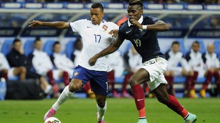 Nani à la lutte avec Paul Pogba lors de France-Portugal (JEAN MARIE HERVIO / DPPI MEDIA)