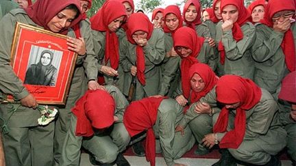 Femmes Moudjahidines du peuple à Bagdad lors des funérailles de six de leurs camarades tués en Irak (© AFP - KARIM SAHIB)