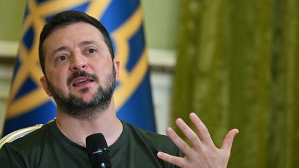 Le président ukrainien Volodymyr Zelensky lors d'une conférence de presse à Kiev (Ukraine), le 15 juillet 2024. (SERGEI SUPINSKY / AFP)